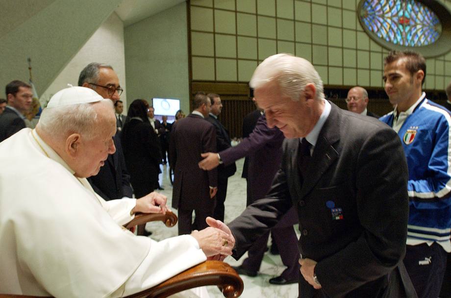 Davanti a papa Giovanni Paolo II all’udienza degli azzurri (Ansa)
